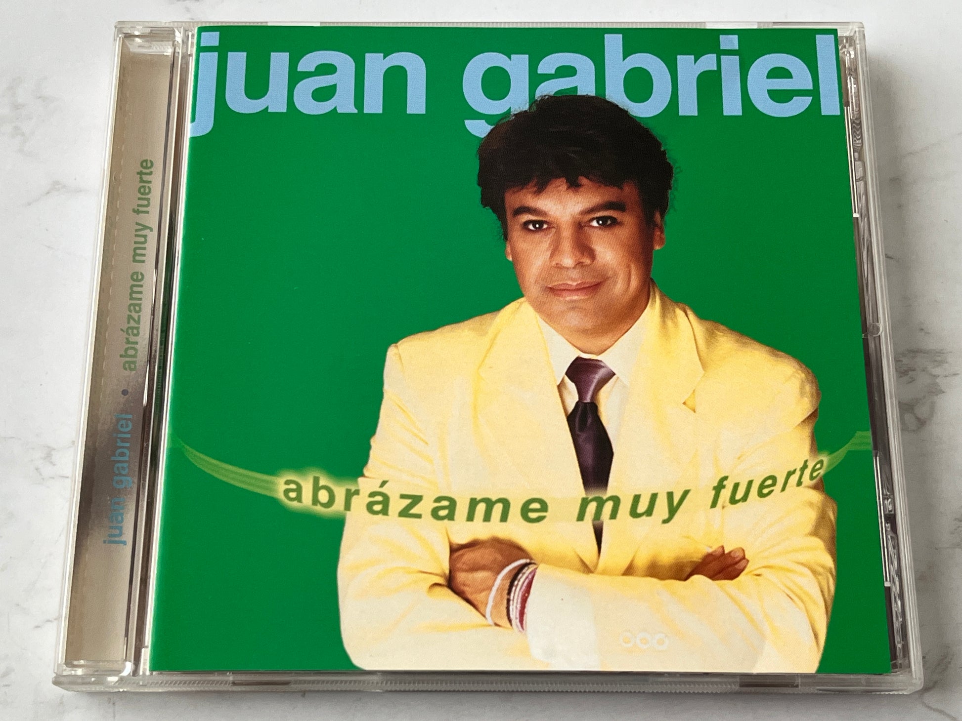 Juan Gabriel – Abrázame Muy Fuerte (2000)