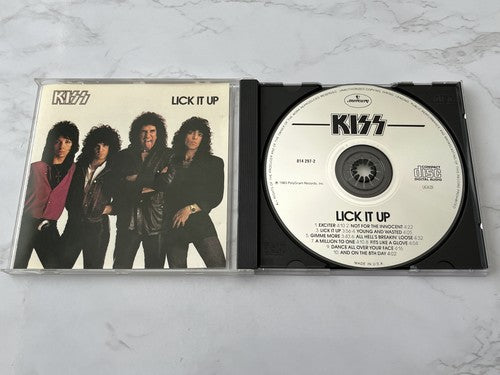 KISS – Lick It Up