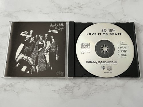 Alice Cooper – Love It To Death