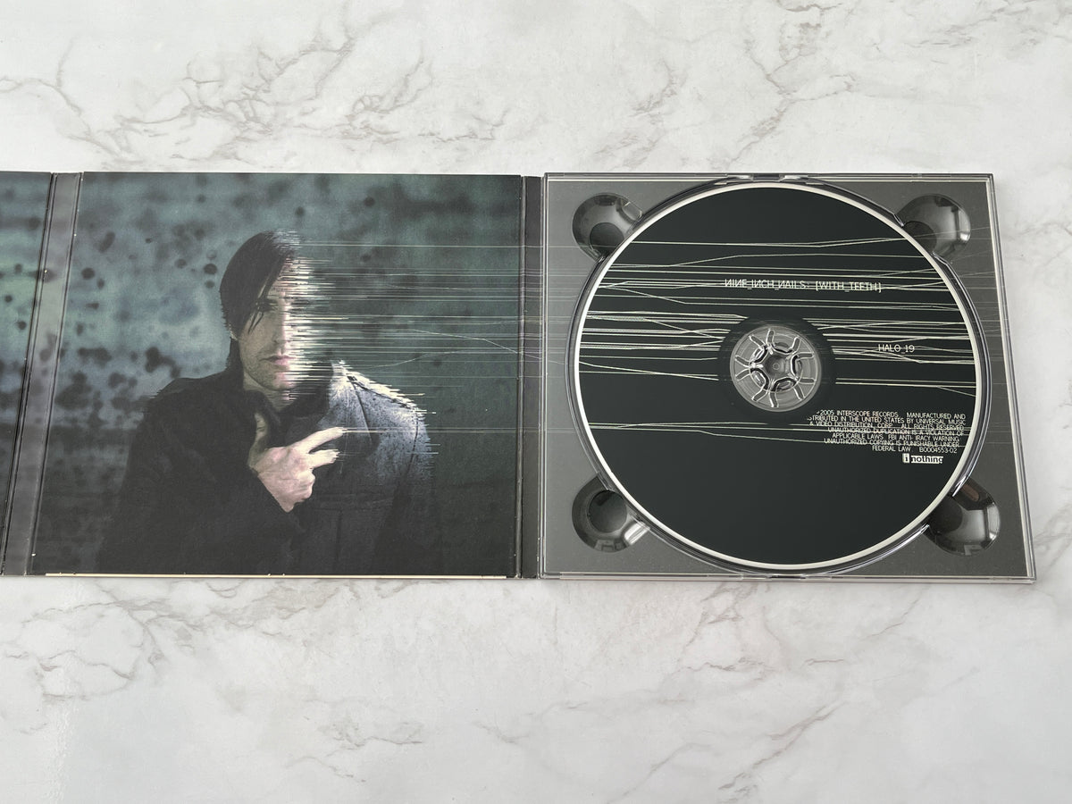 Nine Inch Nails – With Teeth (2005)