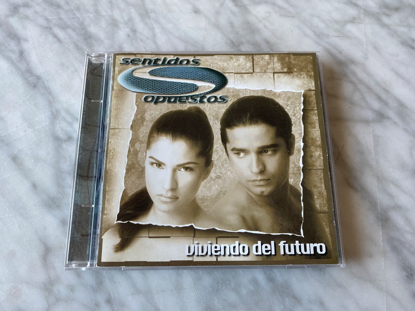 Sentidos Opuestos – Viviendo Del Futuro (1996)