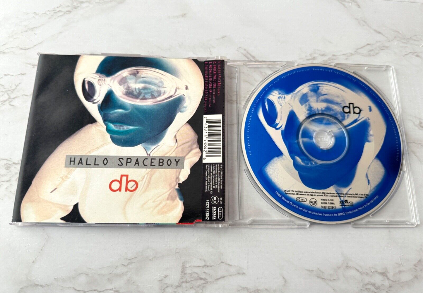 David Bowie – Hallo Spaceboy (1996)