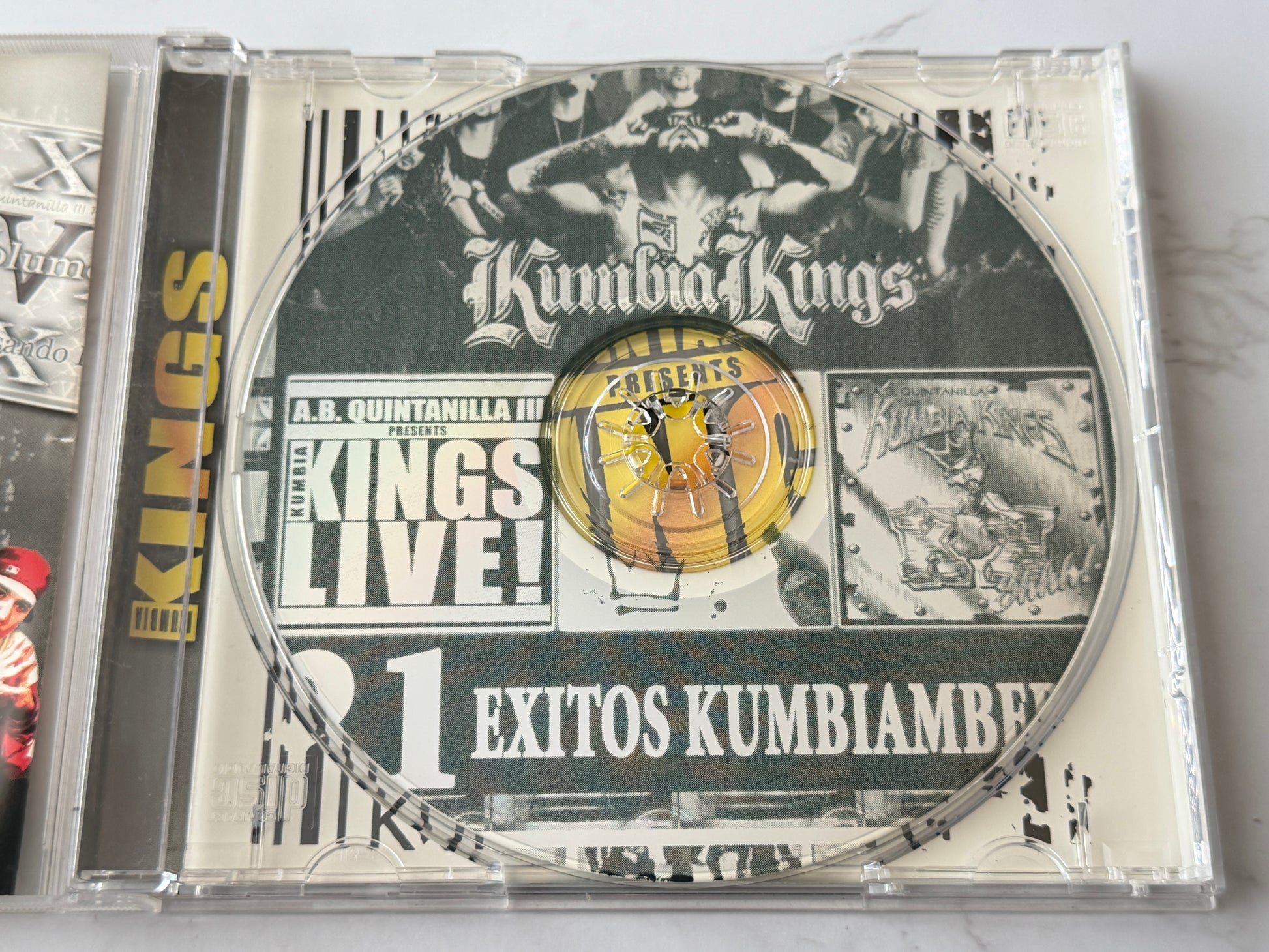 A.B. Quintanilla III Presents Kumbia Kings – Kings Live! — 21 Éxitos Kumbiamberos