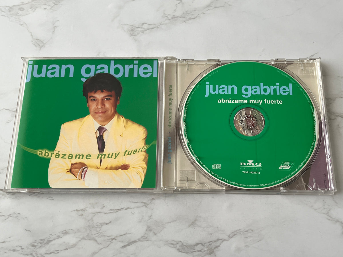 Juan Gabriel – Abrázame Muy Fuerte (2000)