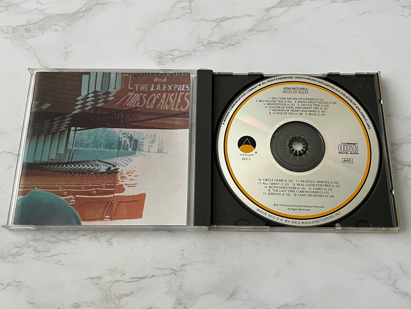 Joni Mitchell – Miles Of Aisles