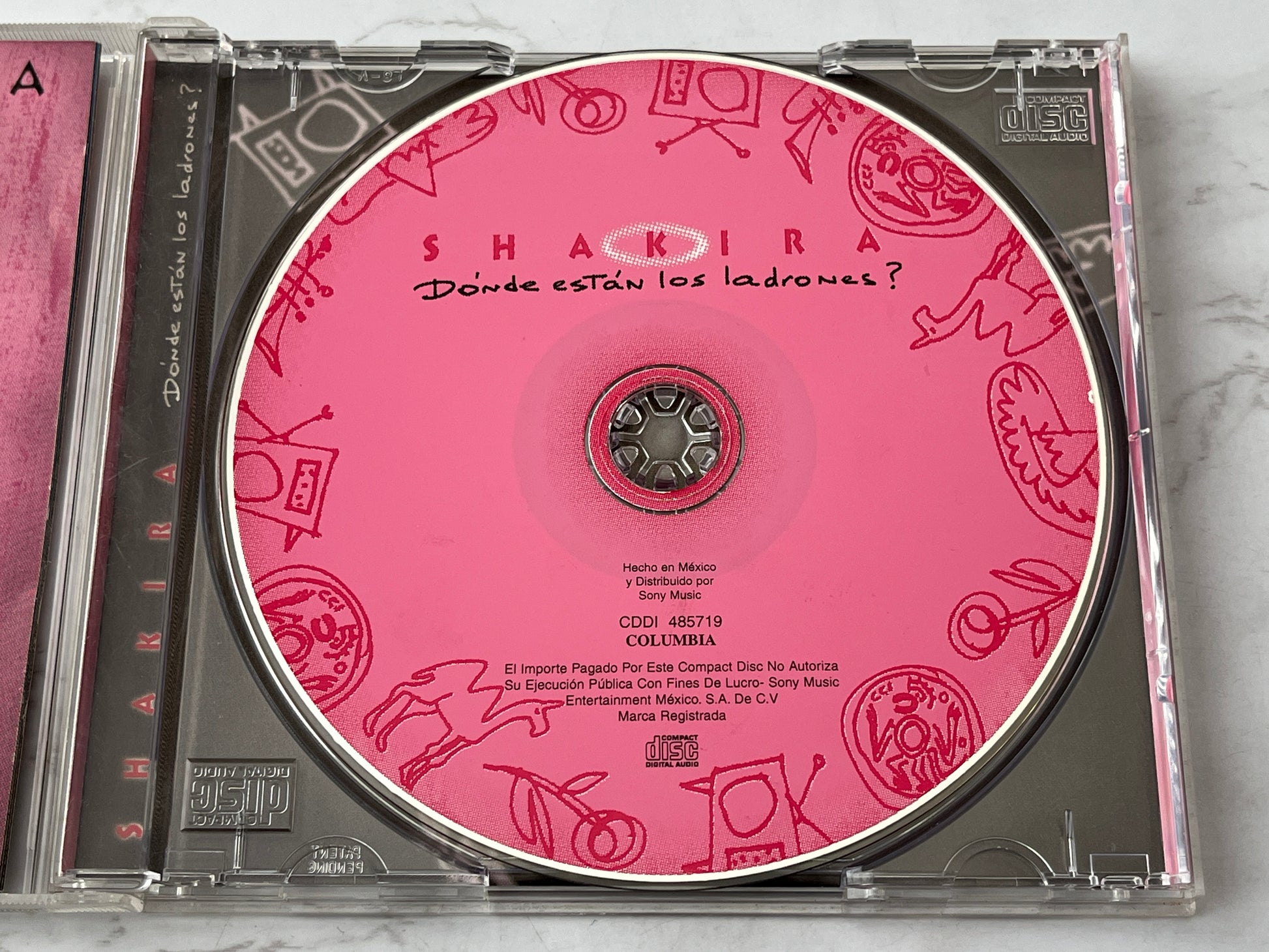 Shakira – ¿Dónde Están los Ladrones? (1998)