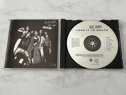 Alice Cooper – Love It To Death