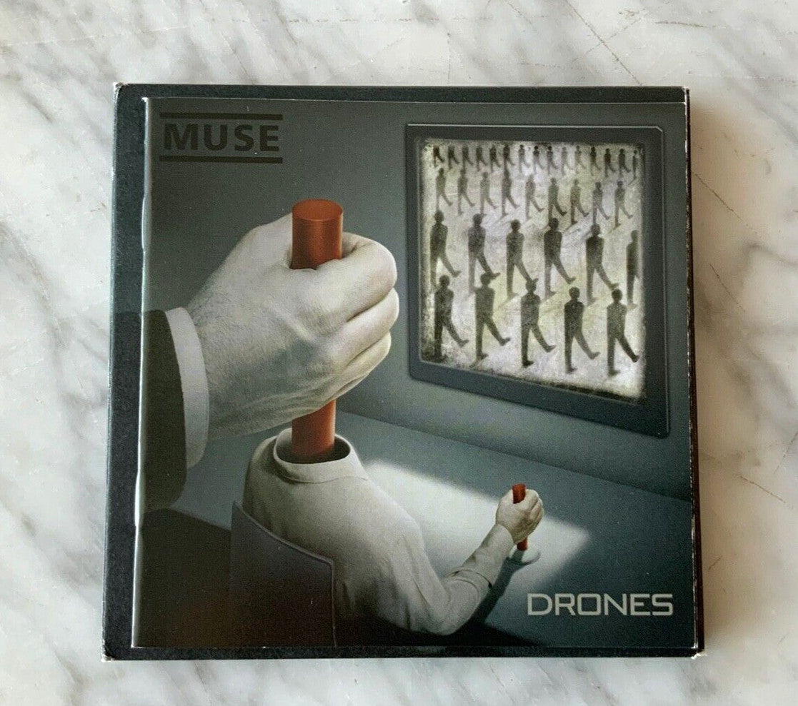 Muse – Drones (Deluxe Edition, Digipak, CD/DVD) (2015) [ORIGINAL USA PRESS]