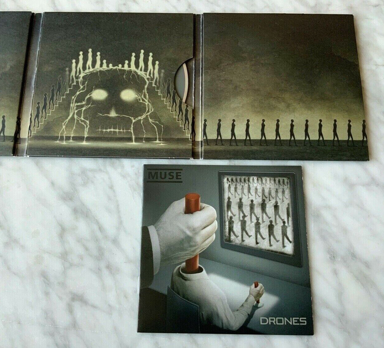 Muse – Drones (Deluxe Edition, Digipak, CD/DVD) (2015) [ORIGINAL USA PRESS]